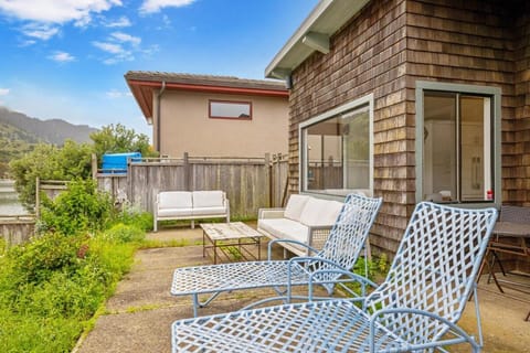 Dockside getaway with hot tub & dock Villa in Stinson Beach