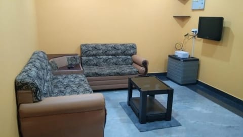 Communal lounge/ TV room, TV and multimedia, Living room, Seating area, Evening entertainment