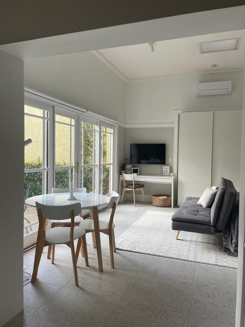 TV and multimedia, Living room, Seating area, Dining area, air conditioner