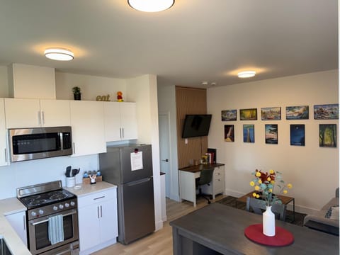 Kitchen or kitchenette, Seating area, Dining area