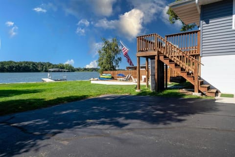 The Lake House on Myers Bay - 3-Bed 2-Bath Luxury Home with Private Pier Beach Firepit and Deck House in Fox Lake