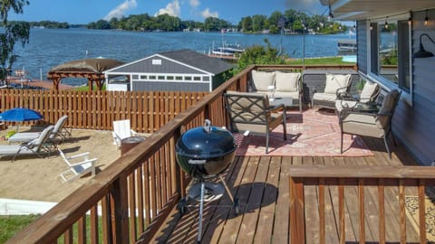 The Lake House on Myers Bay - 3-Bed 2-Bath Luxury Home with Private Pier Beach Firepit and Deck House in Fox Lake