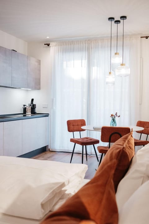 Bed, Kitchen or kitchenette, Living room, Photo of the whole room, Seating area, Dining area, Bedroom