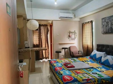 Bed, Seating area, air conditioner