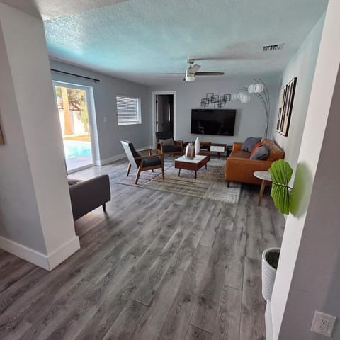 Heated Pool Firepit Spacious for Families House in Largo