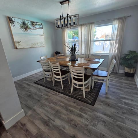 Heated Pool Firepit Spacious for Families House in Largo