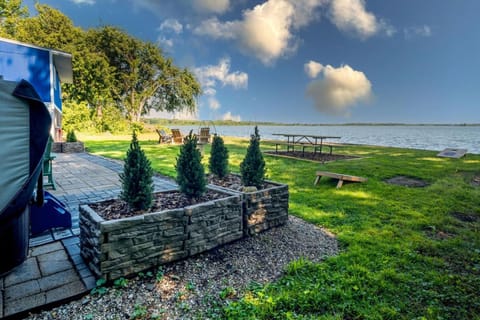 The Jackson Cottage on Grass Lake Waterfront 2 1 Nautical Cottage with Hot Tub Firepit & Year-Round Fun House in Fox Lake