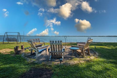 The Jackson Cottage on Grass Lake Waterfront 2 1 Nautical Cottage with Hot Tub Firepit & Year-Round Fun House in Fox Lake