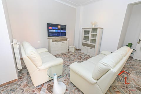 Communal lounge/ TV room, TV and multimedia, Living room, Evening entertainment