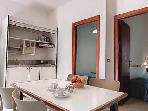 Coffee/tea facilities, Kitchen or kitchenette, Living room, Dining area