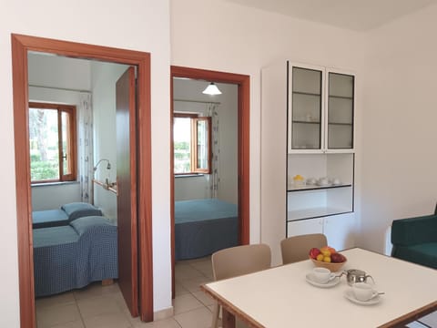 Bed, Coffee/tea facilities, Kitchen or kitchenette, Living room, Photo of the whole room, Seating area, Dining area, Bedroom