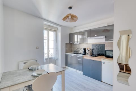 Kitchen or kitchenette, stove