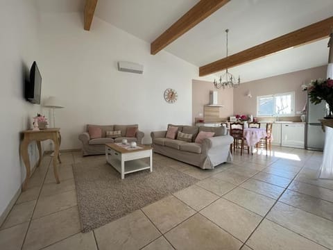 Communal lounge/ TV room, Living room, Seating area, Dining area, air conditioner
