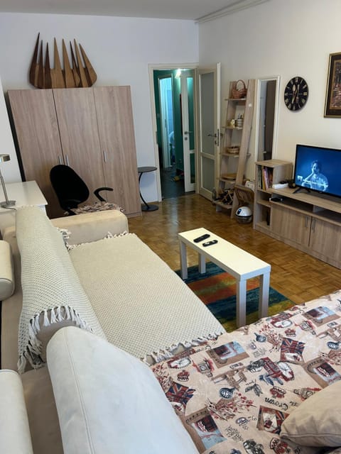 Communal lounge/ TV room, Bed, TV and multimedia, Living room, Seating area, Evening entertainment