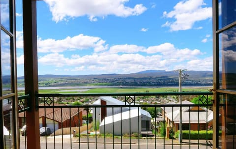 Tamar Riverside Views Retreat House in Tasmania