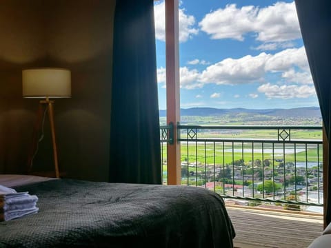 Tamar Riverside Views Retreat House in Tasmania