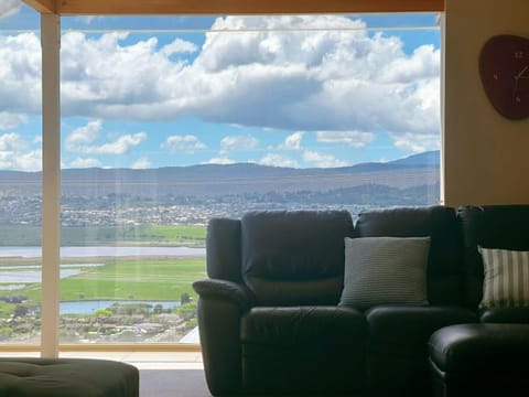 Tamar Riverside Views Retreat House in Tasmania