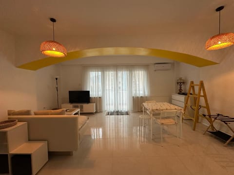 TV and multimedia, Seating area, Dining area, air conditioner