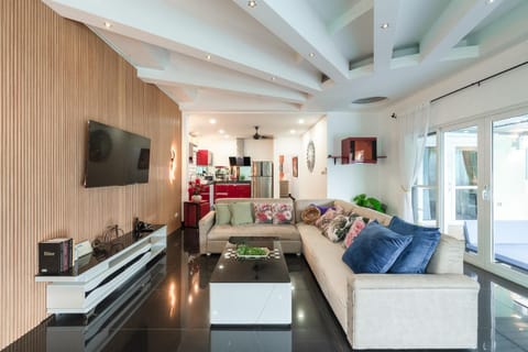 Communal lounge/ TV room, TV and multimedia, Kitchen or kitchenette, Living room, Seating area, Evening entertainment