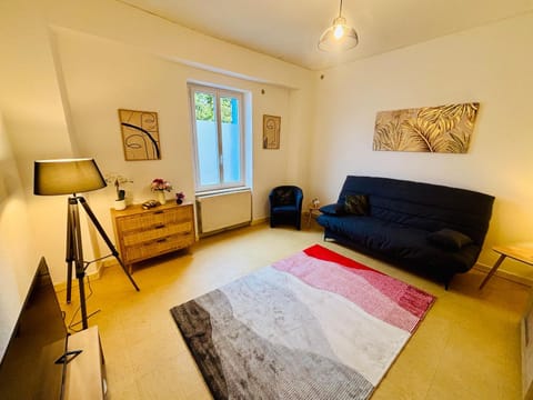 Bed, TV and multimedia, Living room, Seating area