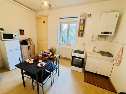 Kitchen or kitchenette, Living room, Seating area, Dining area, oven, stove