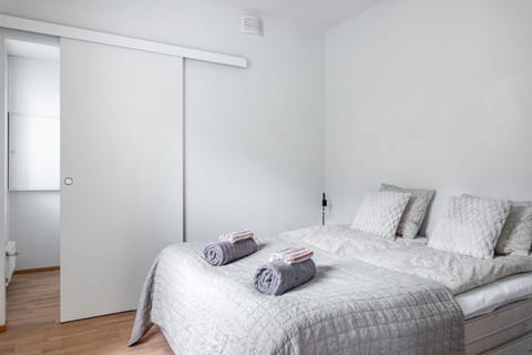 Bed, Photo of the whole room, Bedroom, towels