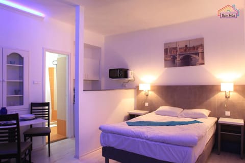 TV and multimedia, Coffee/tea facilities, Kitchen or kitchenette, Living room, Dining area, Bedroom, Garden view