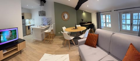 Communal lounge/ TV room, TV and multimedia, Living room, Dining area