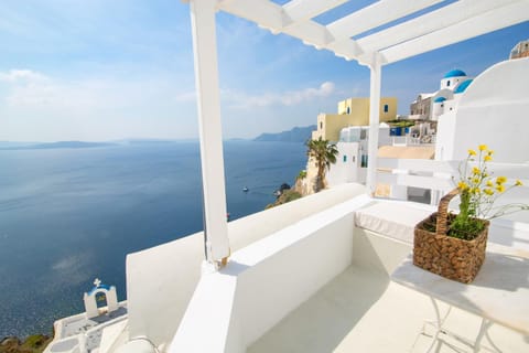 Menias Cave House Apartment in Oia