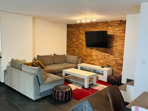 TV and multimedia, Living room, Seating area, Evening entertainment
