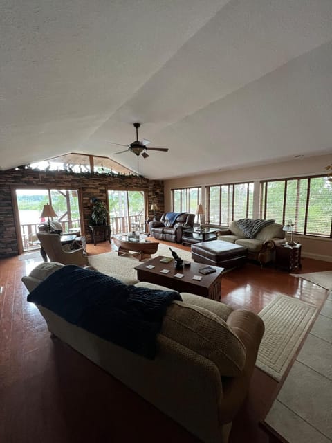 Peaceful 4 bedroom Lakehouse with no neighbors House in Lake Hartwell