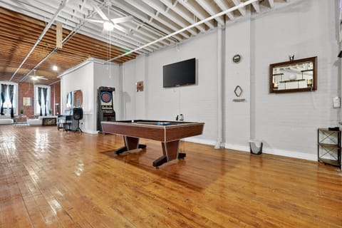 Huge 'MAN CAVE' 2 mins from Downtown Detroit apts Apartment in Windsor