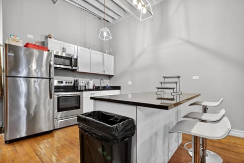 Huge 'MAN CAVE' 2 mins from Downtown Detroit apts Apartment in Windsor