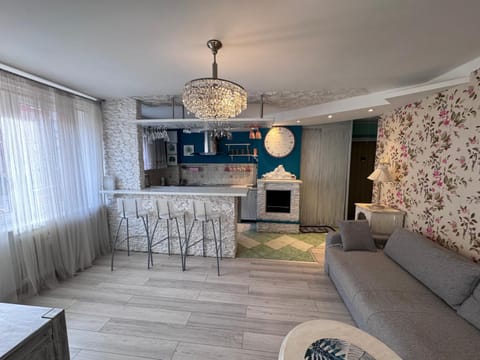 Kitchen or kitchenette, Living room, Seating area, Dining area