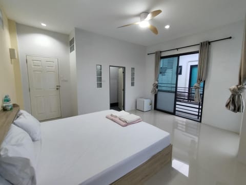 Bed, Photo of the whole room, Bedroom, towels