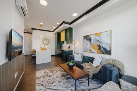 TV and multimedia, Living room, Seating area, Evening entertainment, air conditioner
