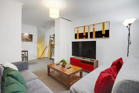 Communal lounge/ TV room, TV and multimedia, Living room, Seating area, Evening entertainment
