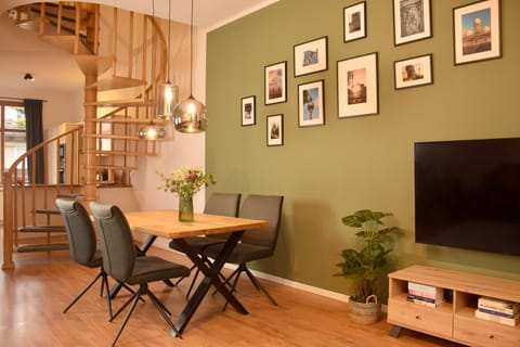 TV and multimedia, Living room, Seating area, Dining area