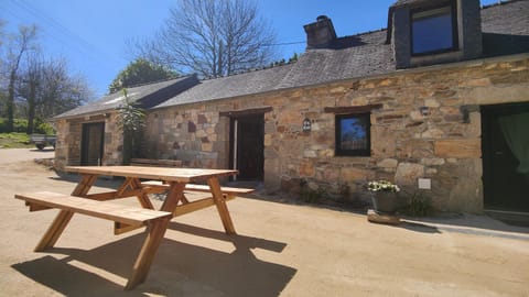 Property building, Patio, Day, Garden, Dining area, Garden view, Parking