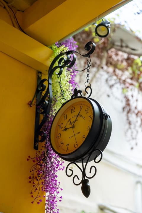 Day, Decorative detail