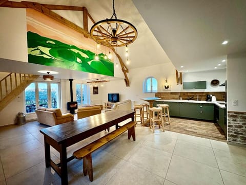 TV and multimedia, Coffee/tea facilities, Kitchen or kitchenette, Living room, Dining area