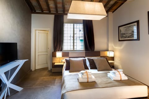 Bed, TV and multimedia, Photo of the whole room, Bedroom, towels