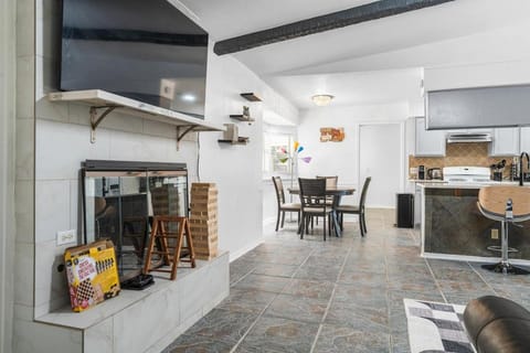 Spacious 3BR w Fenced Yard, Near Austin Downtown House in Austin