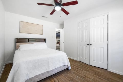 Spacious 3BR w Fenced Yard, Near Austin Downtown House in Austin