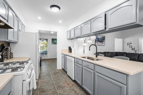 Spacious 3BR w Fenced Yard, Near Austin Downtown House in Austin