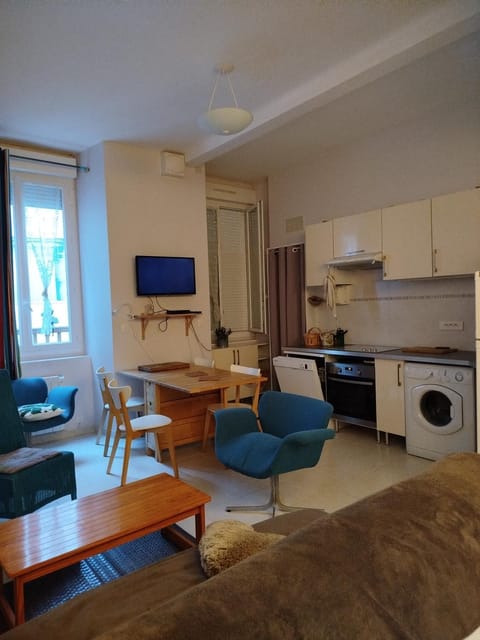 Kitchen or kitchenette, stove, washing machine