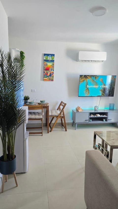Communal lounge/ TV room, TV and multimedia, Living room, Seating area, Evening entertainment