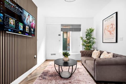 TV and multimedia, Living room, Seating area, Evening entertainment