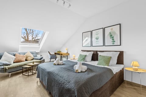 Bed, Photo of the whole room, Seating area, Bedroom