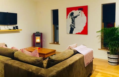 TV and multimedia, Living room, Seating area, internet